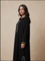 3532b138-5a01-472c-b237-ed1ce62d8dcd-2 jellaba noire classique broderie Élégante – coupe moderne