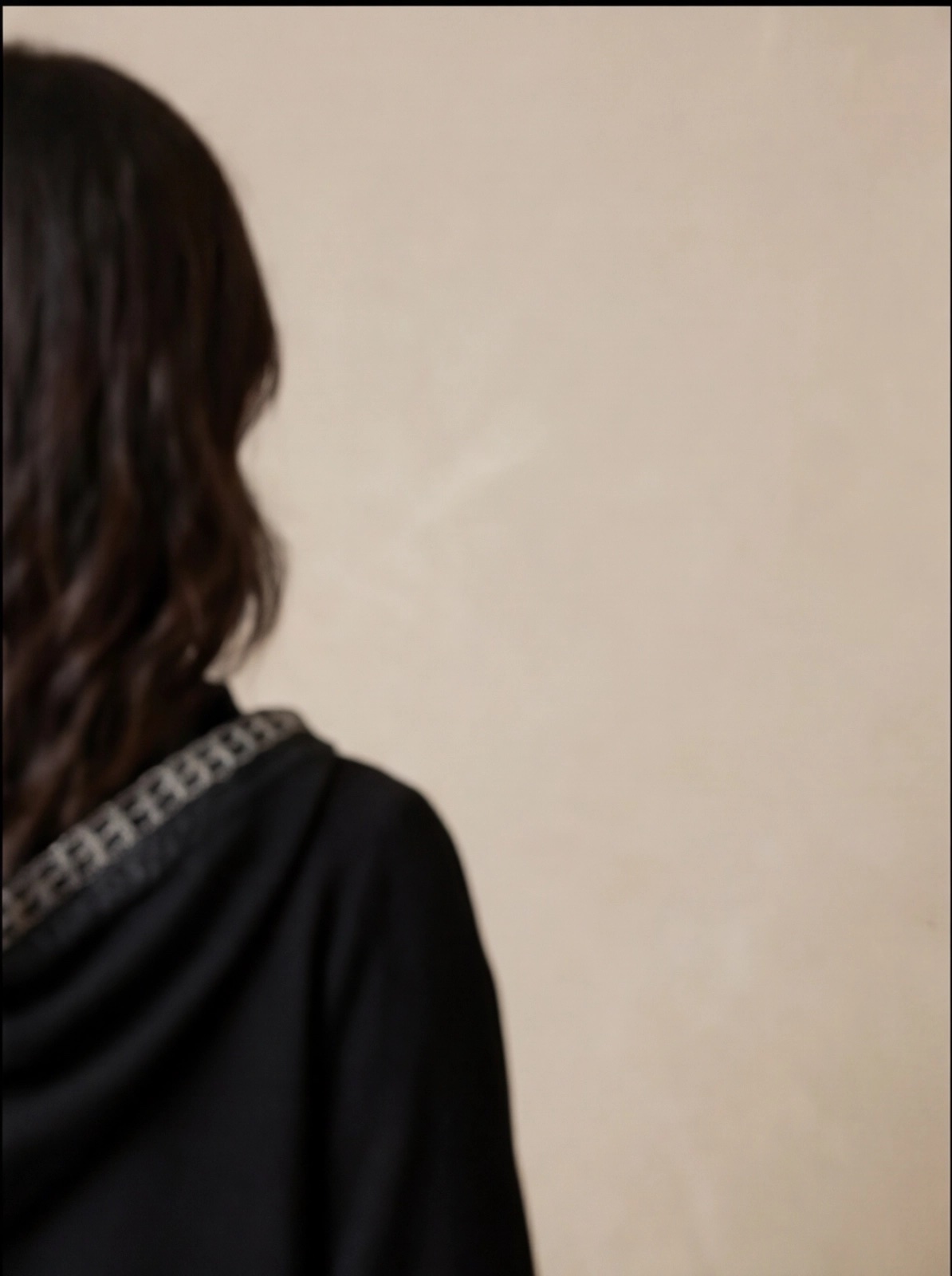 5a14a400-d225-41ba-9e18-6bf3c0d8d06b-2 jellaba noire classique broderie Élégante – coupe moderne