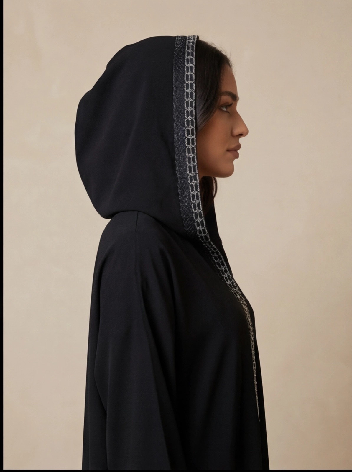 971bb74e-2a75-4933-b834-639bee209a4d jellaba noire classique broderie Élégante – coupe moderne